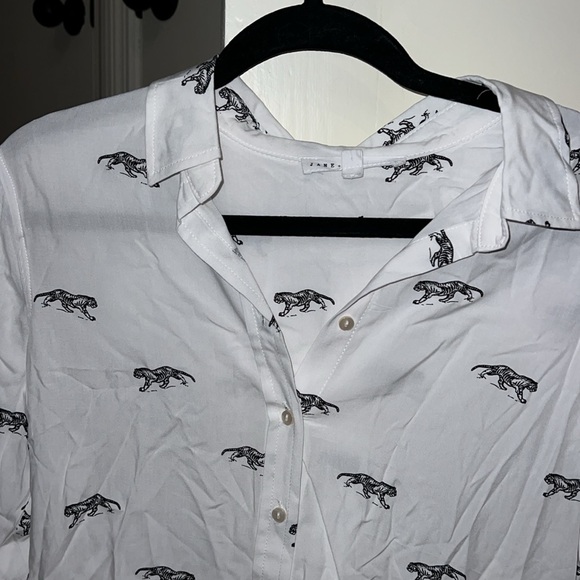 NWNT High-Low Tiger Patterned Button Down - Picture 3 of 7
